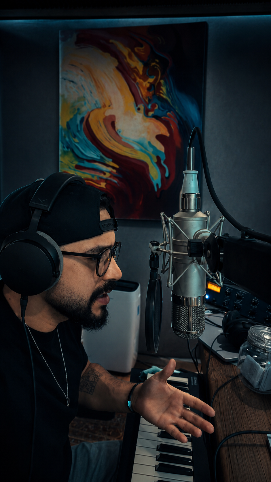 JLed trabajando frente a un micrófono de estudio